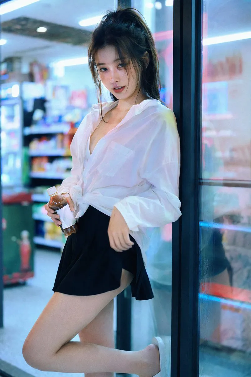 做便利店霓虹人像图 成品示范